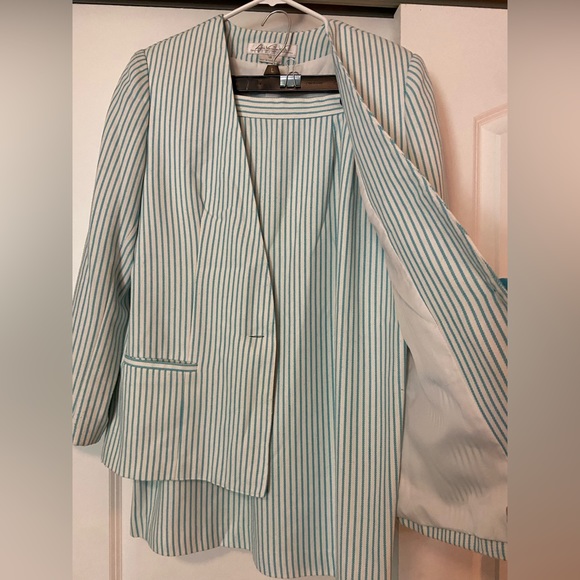 Business Suit, size 14 - Picture 3 of 5